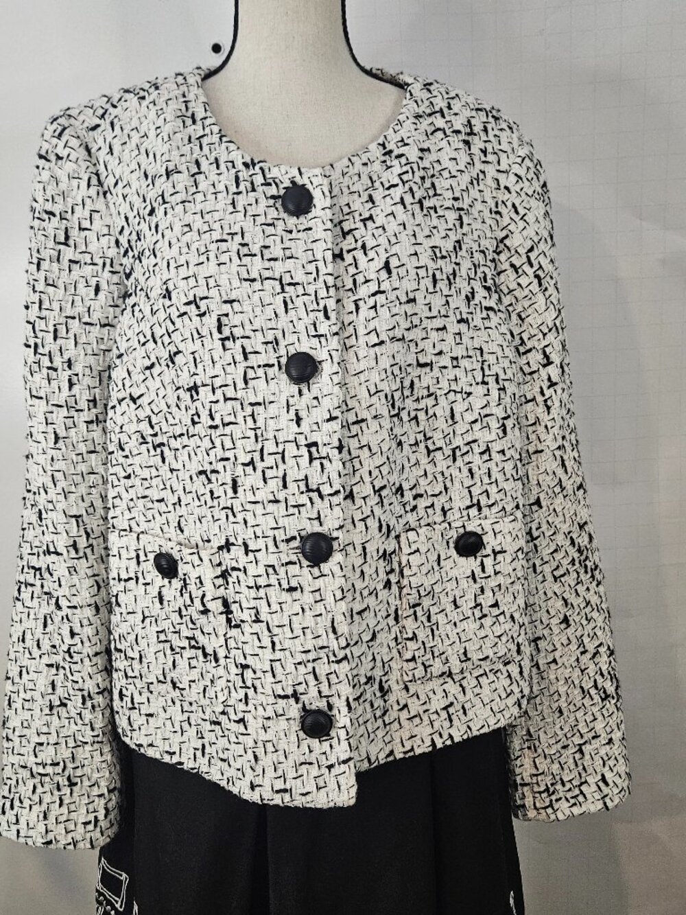 Express Cropped Black & White Lined Tweed Size XL Cropped Jacket.